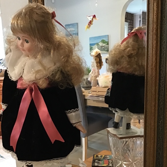 Brinn's 1988 Lindsey Collectible, Porcelain Doll - Picture 2 of 8